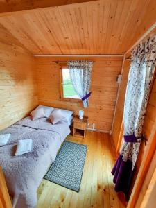 奥古斯图Pod Lawendą & Jacuzzi & Blisko Augustów的小木屋内一间卧室,配有一张床