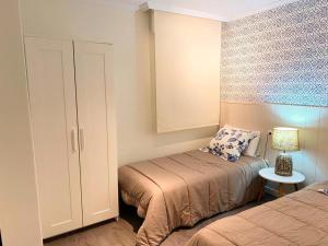 巴约讷Apartamento en Porta do Sol, Baiona的一间小卧室,配有两张床和一盏灯