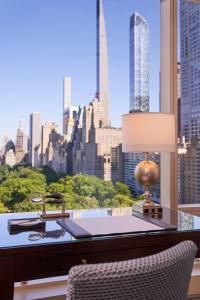 纽约纽约特朗普国际酒店的一个带书桌的市景办公室