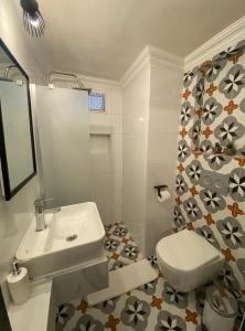 库萨达斯Garden Palace Boutique Hotel的浴室配有白色水槽和卫生间。