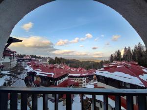 切佩拉雷Zornica Guest House的阳台享有小镇的雪景