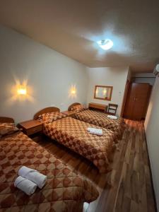 默主歌耶PANSION KATA的一间酒店客房,房间内设有两张床
