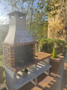 坎加斯-德奥尼斯Aromas de Coraín的砖炉,上面有长凳