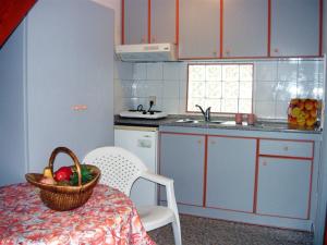 斯塔夫罗斯Villa Stegiovana的厨房配有一张桌子,上面有一篮水果