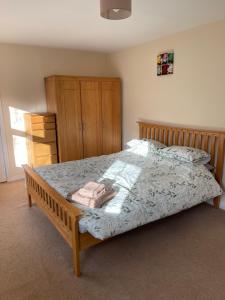 Kirkby in AshfieldSpacious 8 bed house Kirkby in Ashfield Nottingham的一间卧室配有一张木架大床
