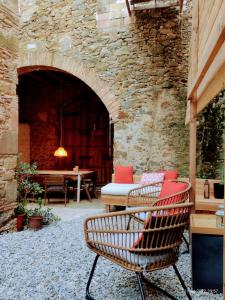 Sant Jordi DesvallsCAN TANDO Restored catalan old barn to enjoy peaceful rural simplicity的一个带桌椅的庭院和石墙