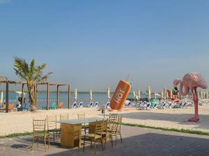 阿布扎比Luxury apartment in Yas Island的海滩边的一张桌子和椅子
