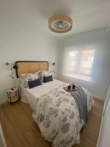 塔拉韦拉·德·拉·雷纳Apartamento La Muralla的一间卧室设有一张大床和一个窗户。