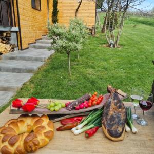 杜布罗夫尼克Gozdarjeva hiška M&K的桌上的蔬菜和面包盘