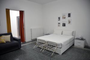 布林迪西La Casa di Eva的卧室配有白色的床和沙发