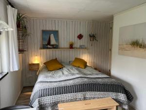 佐伊杜比斯特Beemster Tiny House的卧室配有一张床
