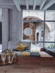 Sant Jordi DesvallsCAN TANDO Restored catalan old barn to enjoy peaceful rural simplicity的一间卧室设有一张床和一个大窗户