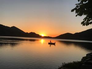 湖滨福煦西罗斯酒店的日落时分两人在湖上乘船