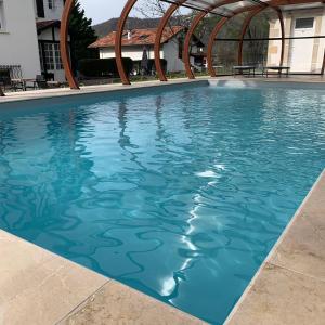 Uhart-CizeVilla Harriet的蓝色的酒店游泳池