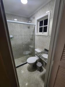 彼得罗波利斯Pousada Catedral的带淋浴、卫生间和盥洗盆的浴室