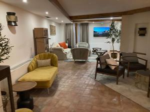 塞尼塞罗4US RIOJA WINE HOTEL的带沙发和椅子的客厅