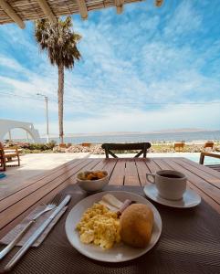 帕拉卡斯Atoq Paracas Reserva的一张桌子上的一盘早餐食品,上面有海滩