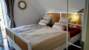 BresewitzFerienhaus Zur Oie的一间卧室配有一张带镜子的大床