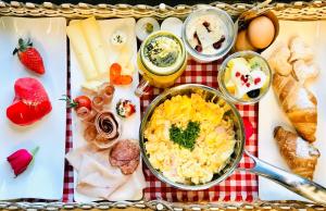 安泰塞尔瓦·迪·梅佐Amus Chalets Dolomites - Luxury Chalets South Tyrol的鸡蛋和其他食物的托盘