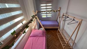 库萨达斯Can’s Homes的小房间设有双层床和窗户