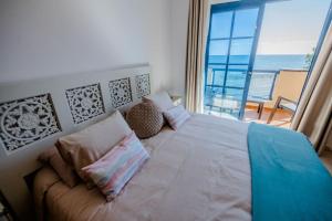 LajitaLa Lajita vista mar的一间卧室设有一张床,享有海景