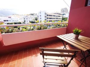 拉克鲁斯Hotel Don Cándido的阳台配有木桌和长凳