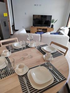 危地马拉Hermoso apartamento nuevo en zona 10!的一张桌子上放有盘子和酒杯