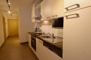 施图拜河谷新施蒂夫特Alexandra's Apartment的厨房配有水槽和台面
