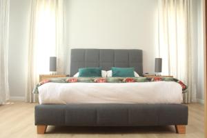 约翰内斯堡Home Away From Home的一间卧室配有一张带绿色枕头的大床
