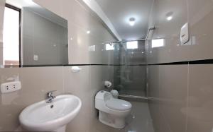 阿雷基帕PRIVATE ROOMS / DOWNTOWN AREQUIPA的白色的浴室设有水槽和卫生间。