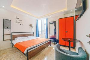 伊斯坦布尔Manu Startup House的卧室配有1张床、1张桌子和1把椅子