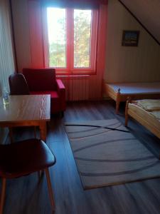 BurniszkiAgroturystyka u Basi的客房设有床、桌子和窗户。
