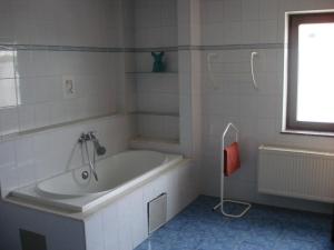 Courcellesappartement Courcelles的白色的浴室设有浴缸和窗户。