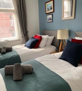 雷德卡Emily House的蓝色墙壁客房的两张床