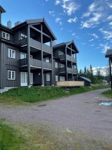 特吕西尔Leilighet i Fageråsen i nærheten av Høyfjellssenteret med sengeplass for 4-7 personer的路边带阳台的公寓大楼