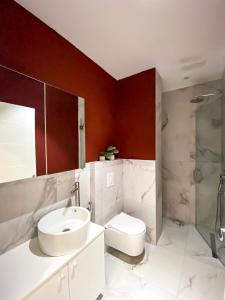 都拉斯Phi Apartments 1 min from the beach - New Additions的一间带水槽、卫生间和淋浴的浴室