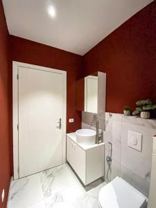 都拉斯Phi Apartments 1 min from the beach - New Additions的一间带卫生间和水槽的浴室