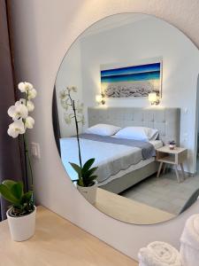 斯基亚索斯镇ATHANASIA APARTMENTS的一间卧室配有一张床和镜子