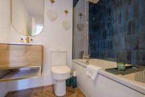 滕比Priory Bay Escapes - Matahari的一间带卫生间、水槽和镜子的浴室