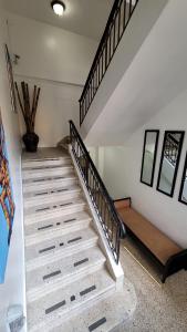圣多明各Hotel Class Colonial的旁边配有沙发的房子里的楼梯