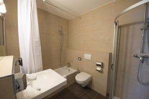 美因河畔法兰克福Goethe Conference Hotel by Trip Inn的一间带水槽、卫生间和淋浴的浴室