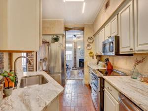 萨凡纳The Lyons House - Luxe Historical Home - Parking Included的厨房配有水槽和冰箱