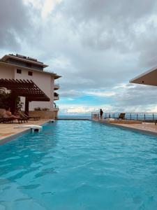 帕皮提Meherio - Bel Appartement vue mer à TAHITI的一座位于一座海洋建筑前的游泳池