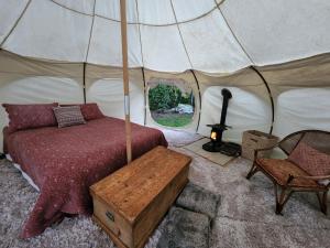 马纳普里Possum Lodge的帐篷内一间卧室,配有一张床