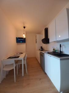 阿让Le 29 spacieux , wifi et climatisation的小厨房配有桌子和白色台面