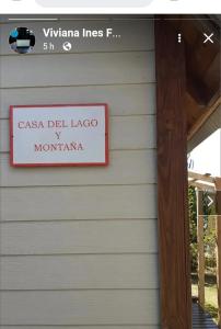 埃尔卡拉法特Casa de Lago y Montaña的建筑物一侧的标志