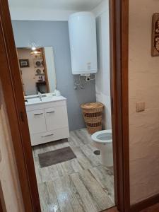 拉布鲁吉Labruge Ocean View的浴室配有白色水槽和卫生间。