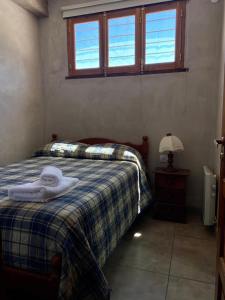 蒂尔卡拉Hospedaje Fortaleza Indigena的一间卧室配有两张带毛巾的床