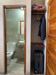蒂尔卡拉Hospedaje Fortaleza Indigena的一间带卫生间和水槽的浴室