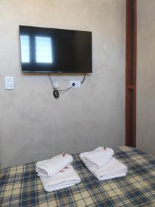 蒂尔卡拉Hospedaje Fortaleza Indigena的一间房间,床上有三条毛巾